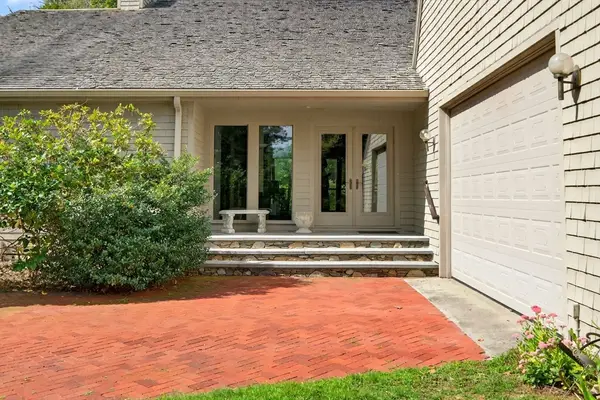 923 Drift Rd, Westport, MA 02790