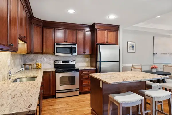 12 Russell Rd #404, Wellesley, MA 02482
