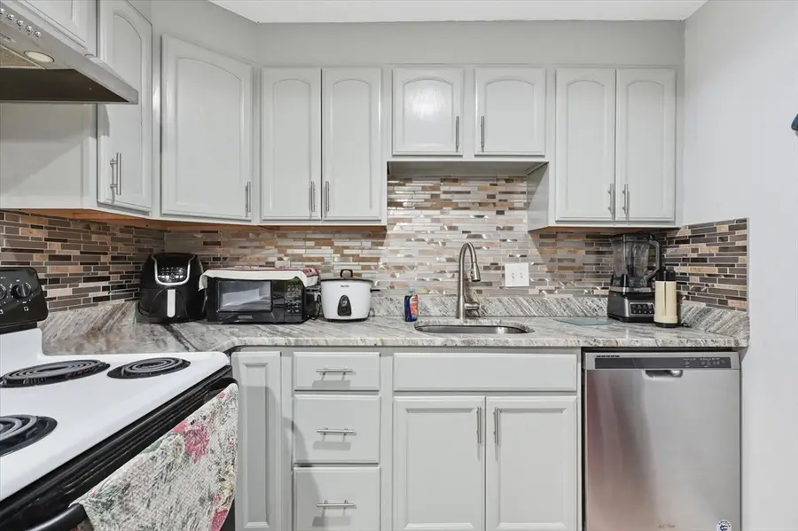 81 Colonel Bell Dr #9, Brockton, MA 02301 - #3