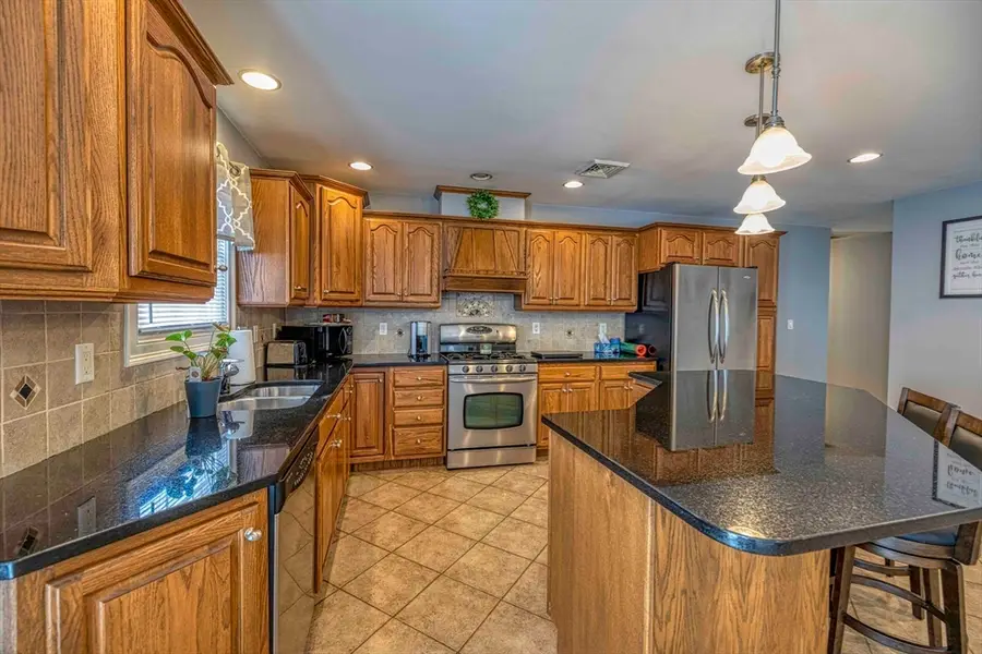 213 Boyden St, Fall River, MA 02721 - #3