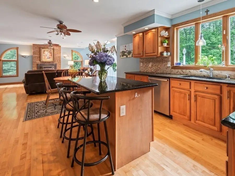 9 Santom St, Auburn, MA 01501 - #3