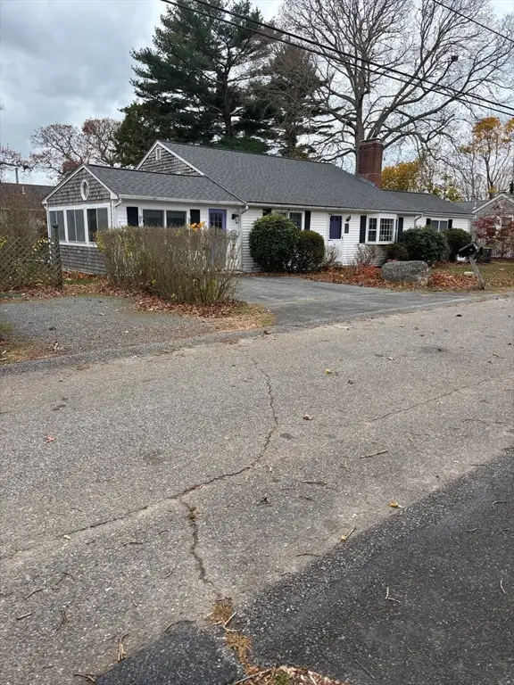 74 Hillside Ave, Falmouth, MA 02556