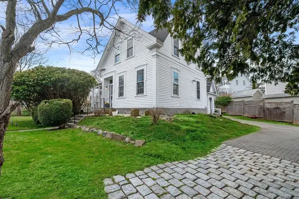 48 Broadway, Rockport, MA 01966