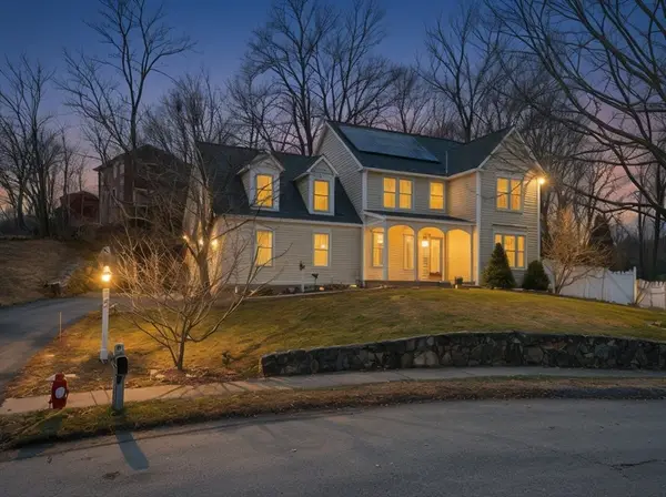 8 Jacqueline Dr, Amesbury, MA 01913