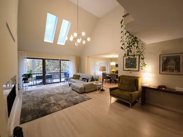 213 Nahanton St #213, Newton, MA 02459