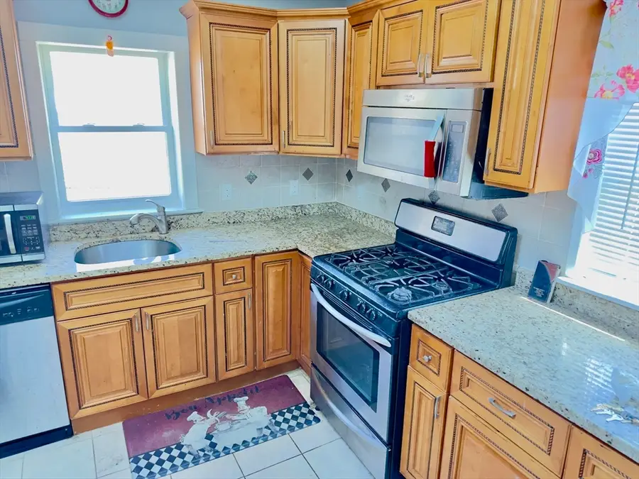 12 Madison St, Taunton, MA 02780 - #2