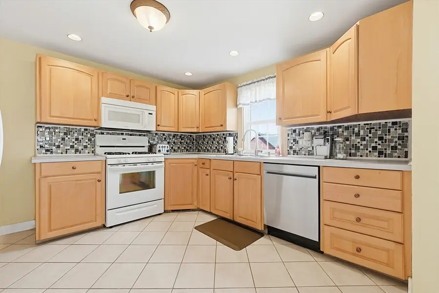 18 Circle Dr, Framingham, MA 01702 - #3