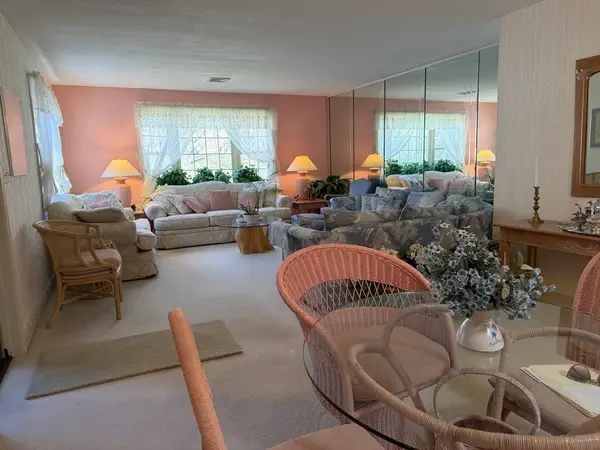 402 Country-side Rd #402, Greenfield, MA 01301