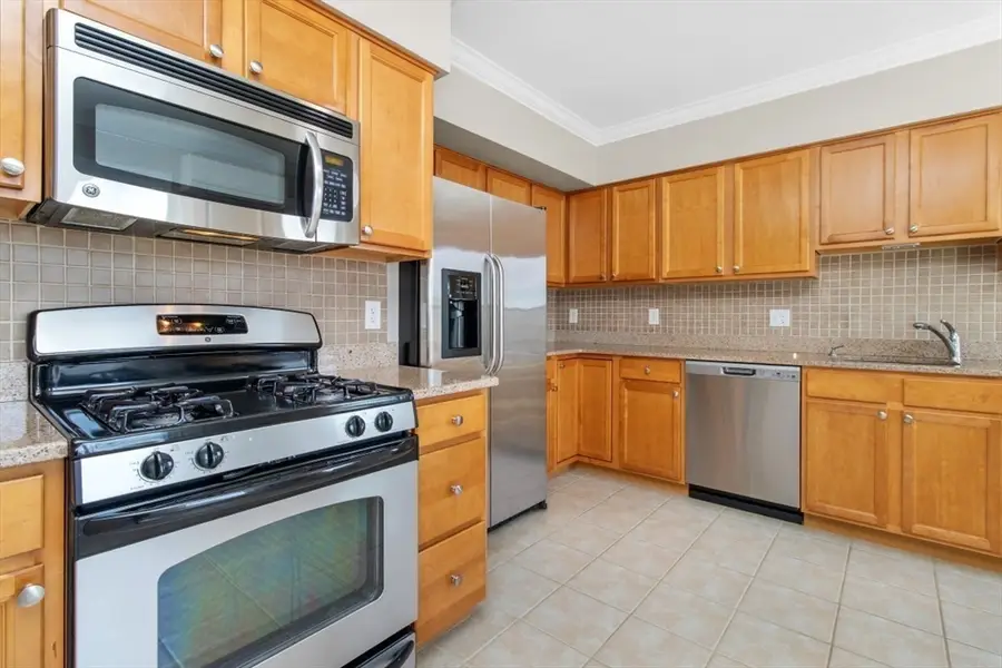 103 Cushing St #4, Waltham, MA 02453 - #3