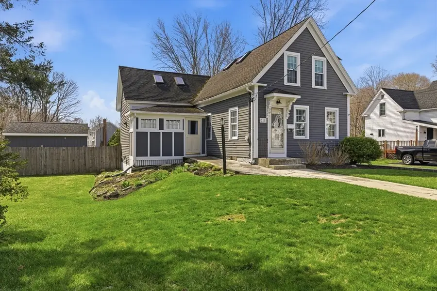 215 Vernon St, Rockland, MA 02370 - #3