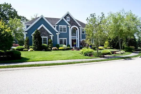 10 Woodbury Ln, Middleton, MA 01949