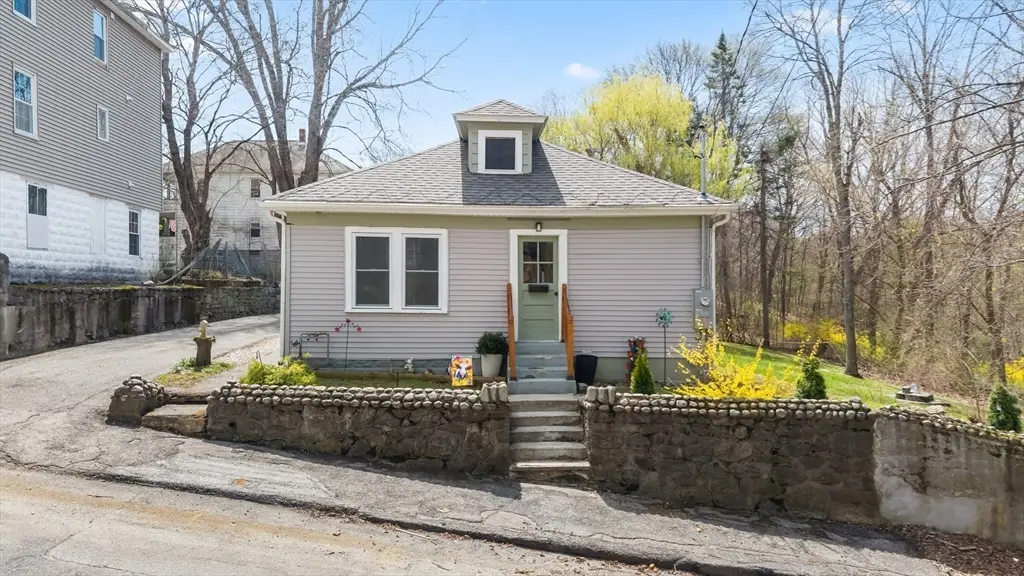 20 Hill St, Webster, MA 01570 - #1
