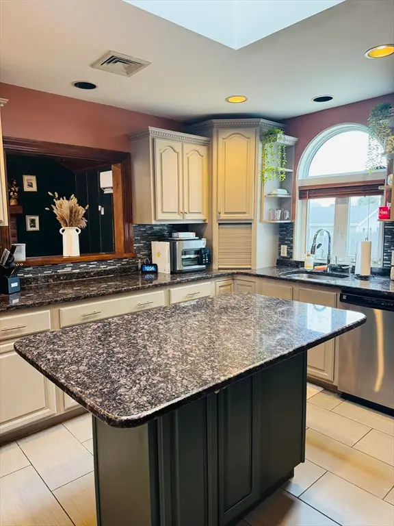 319 Oliver St, New Bedford, MA 02740 - #3