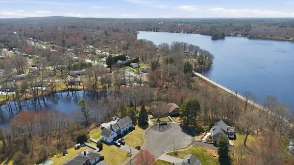 28 Lancelot Ct, Norwood, MA 02062