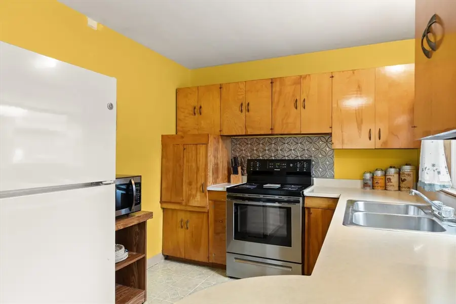 4 Vernon St, Ayer, MA 01432 - #3