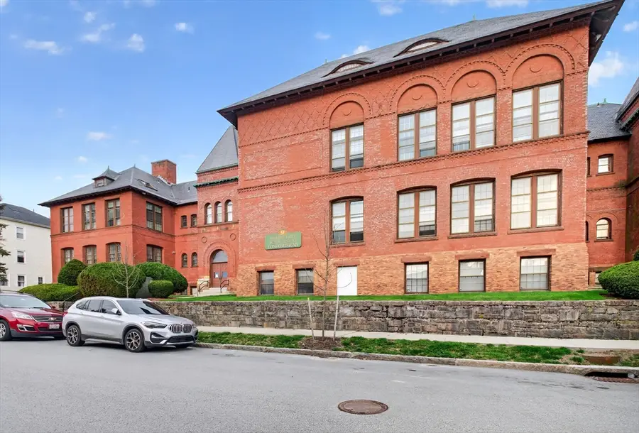 31 Elizabeth St #202, Worcester, MA 01605 - #2