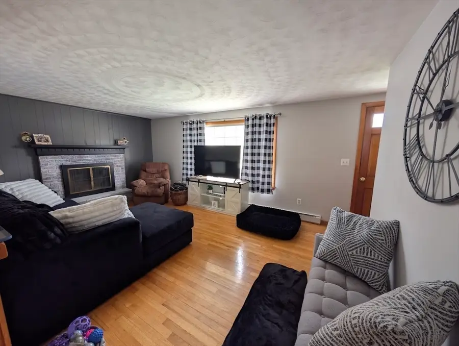 16 Pinewood Dr, Webster, MA 01570 - #3