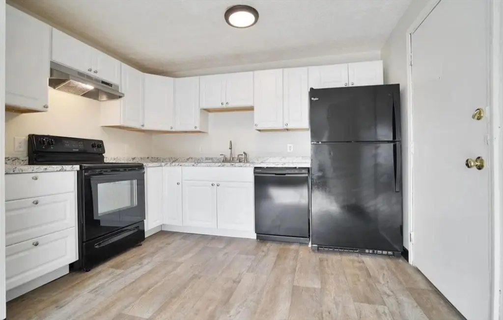 35 Log #3D, Manchester, NH 03102 - #1