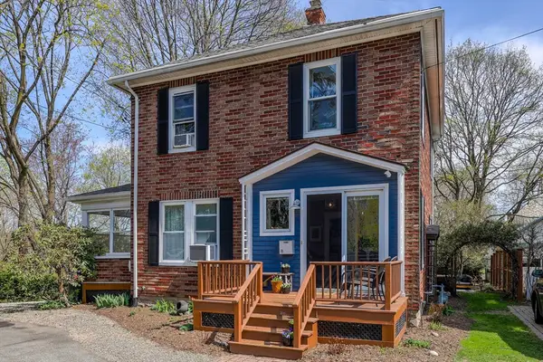 8 Edgewood Ter, Northampton, MA 01060