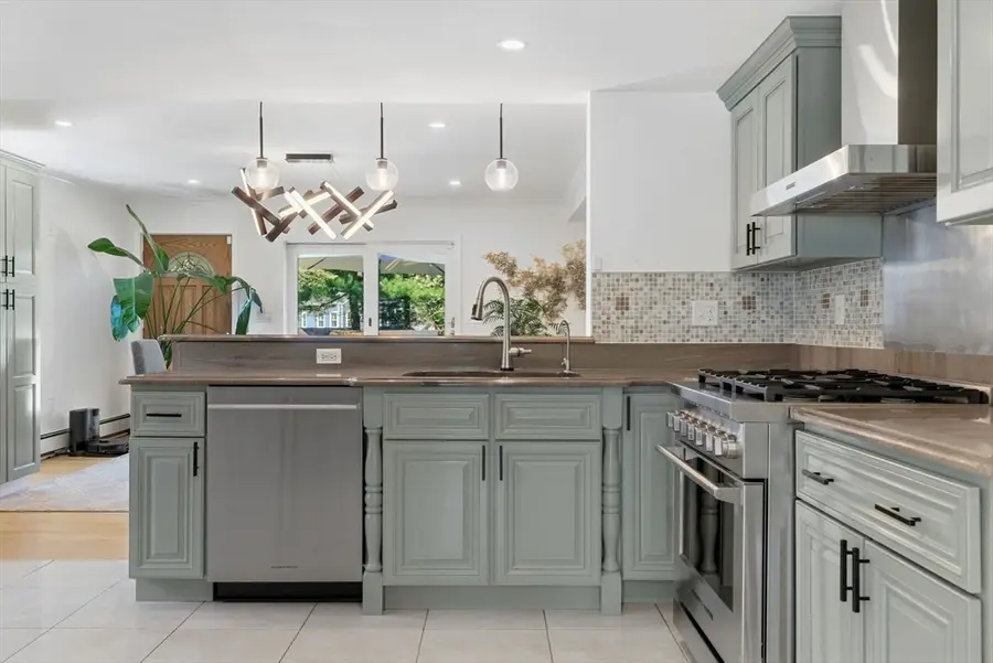 66 Pleasant St, Melrose, MA 02176 - #3