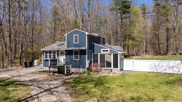 18 Oak Ridge Dr, Charlton, MA 01507