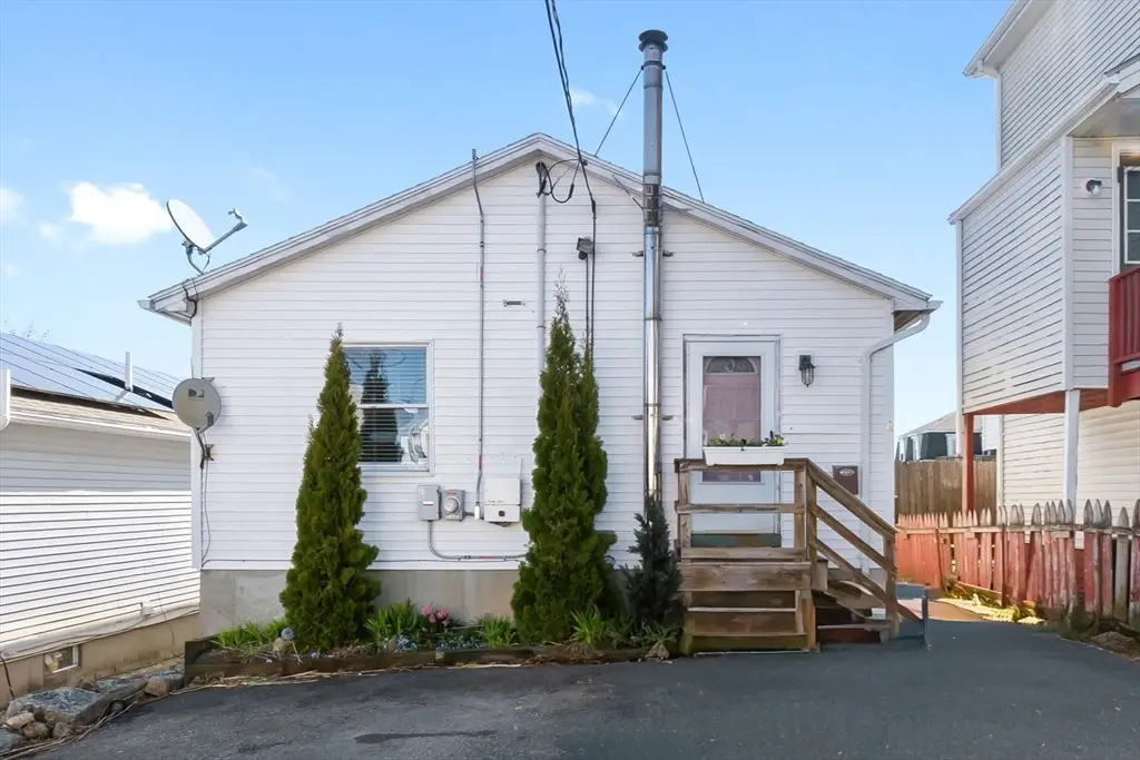 4 Alpine Ct, Gloucester, MA 01930 - #1