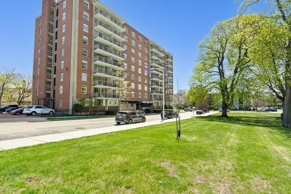 80 Salisbury St #101, Worcester, MA 01609