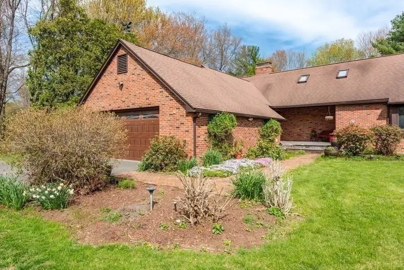 560 Middle St, Amherst, MA 01002 - #2