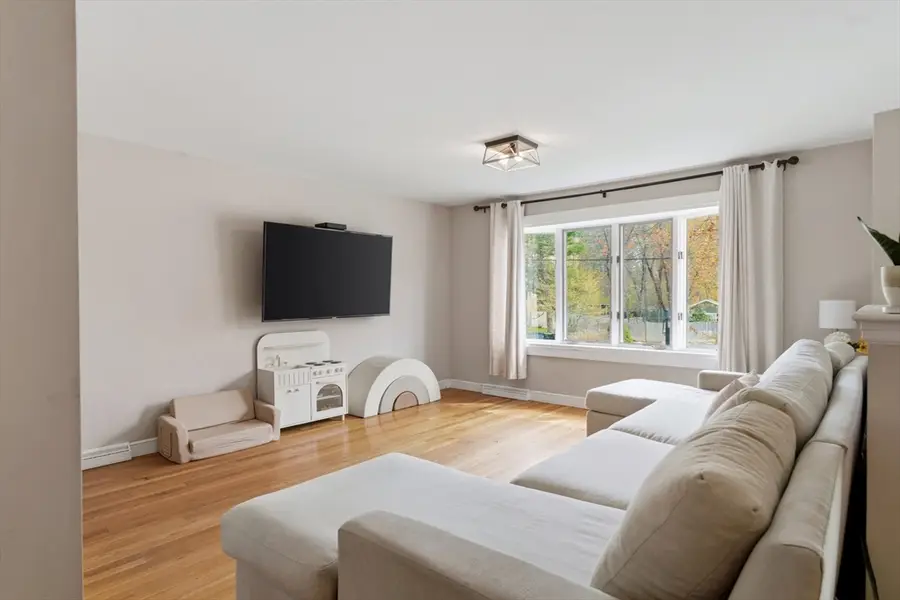 8 Bicknell St, Foxboro, MA 02035 - #3