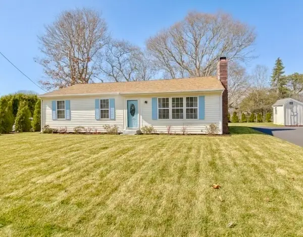 20 Swallow St, Falmouth, MA 02536