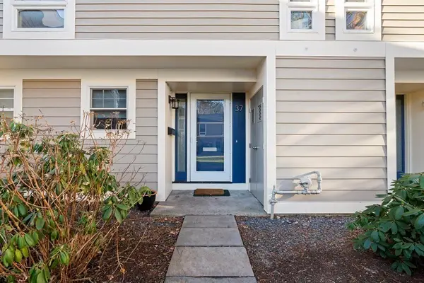 11 Oak St #15, Wellesley, MA 02482