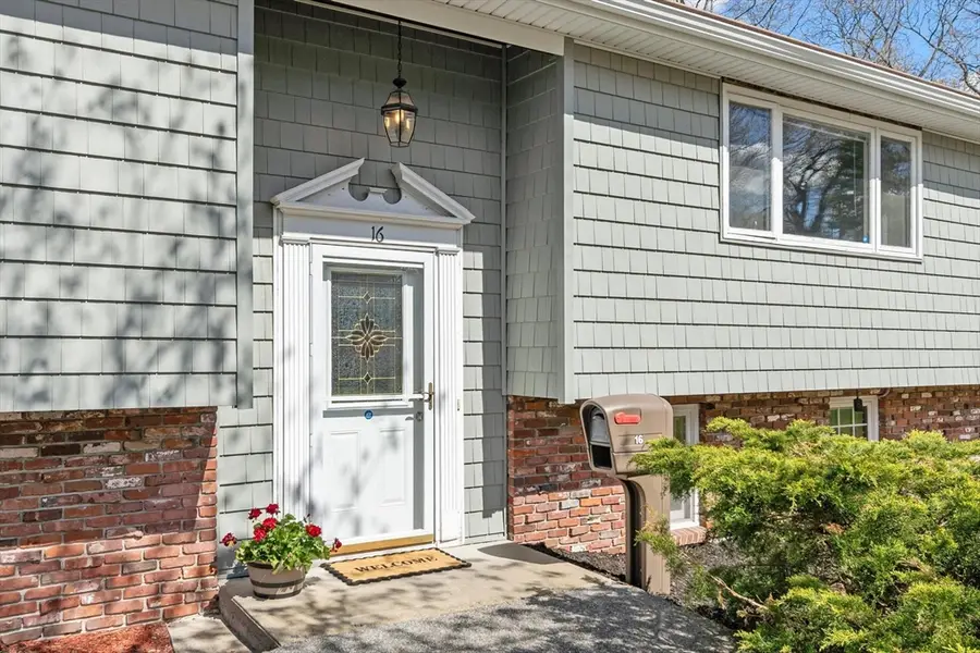 16 Briscoe Street, Woburn, MA 01801 - #3