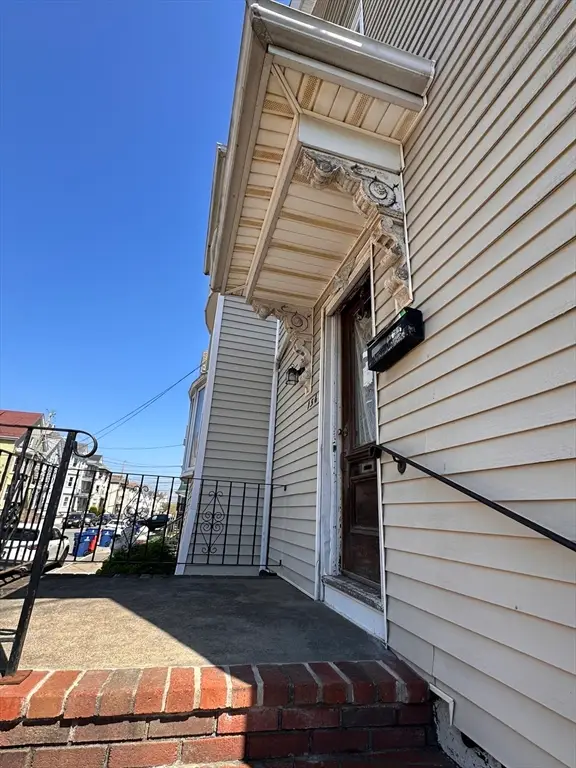156 Holly St, New Bedford, MA 02746 - #3