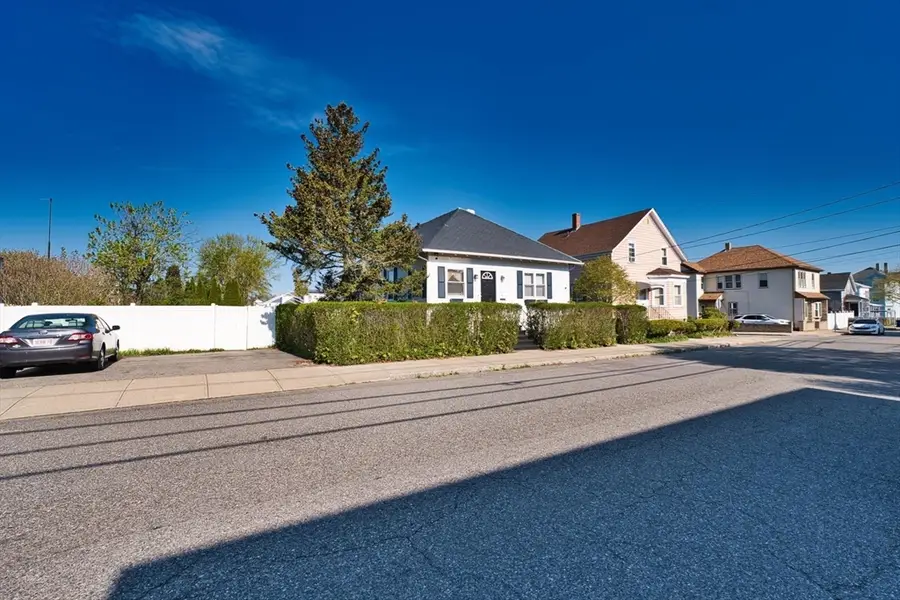 627 King St, Fall River, MA 02724 - #3
