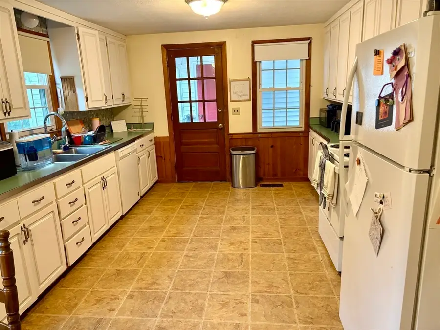 691 E Pleasant St, Amherst, MA 01002 - #3