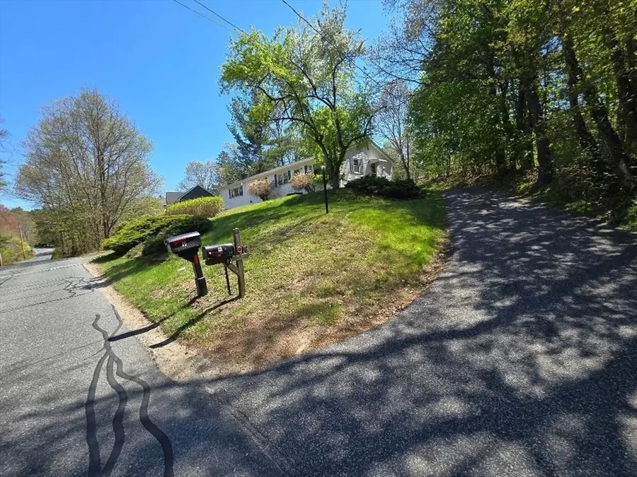 12 Charles St, Douglas, MA 01516 - #2