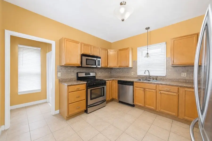 34 Sherman St, New Bedford, MA 02740 - #3