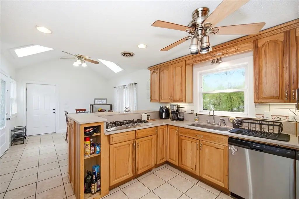 616 Cooley St, Springfield, MA 01128 - #1