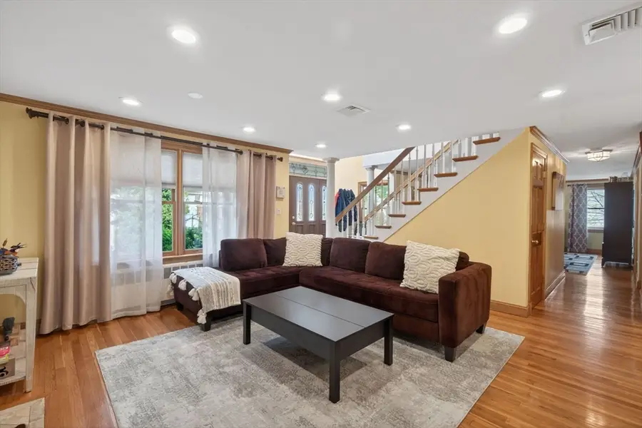 8 Hawthorne St, Watertown, MA 02472 - #3