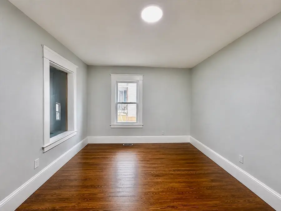 27 Loring St, Springfield, MA 01105 - #3