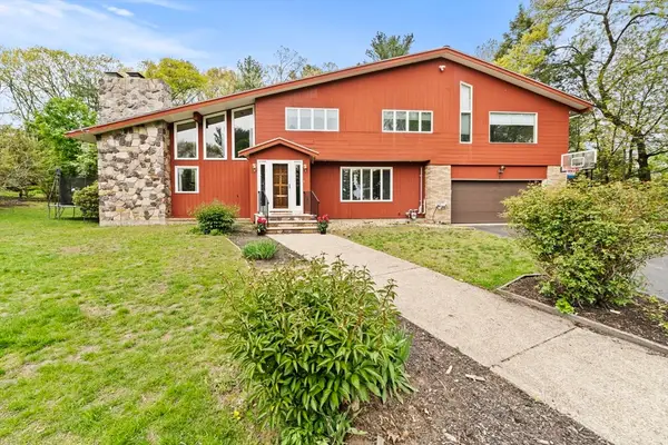 1 Hemlock Dr, Chelmsford, MA 01824