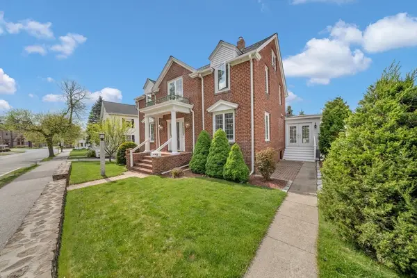 8 Chestnut St, Andover, MA 01810