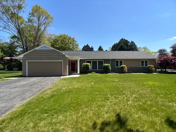 9 Vanguard Ln, Longmeadow, MA 01106