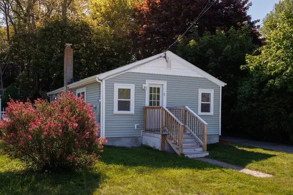 8 Freeman Ave, Webster, MA 01570