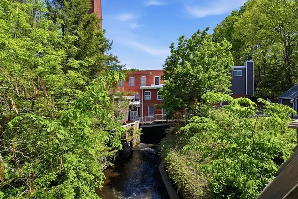 124 College St #2, South Hadley, MA 01075