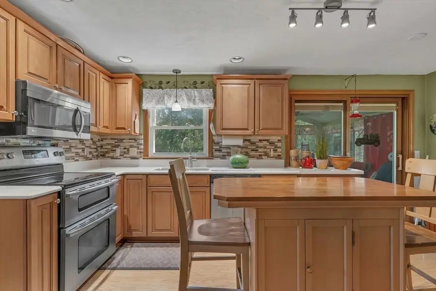 31 Fox Run Rd, Bellingham, MA 02019 - #3
