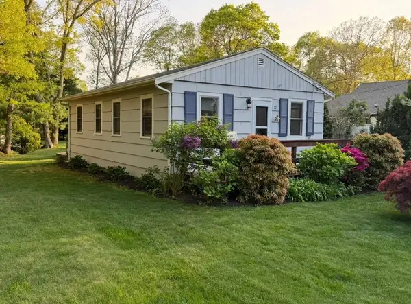 17 Suncrest Dr, Falmouth, MA 02536
