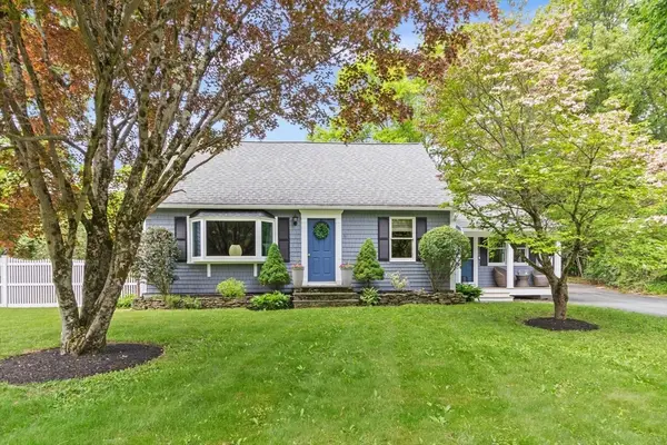 61 Pine Ridge Dr, Franklin, MA 02038