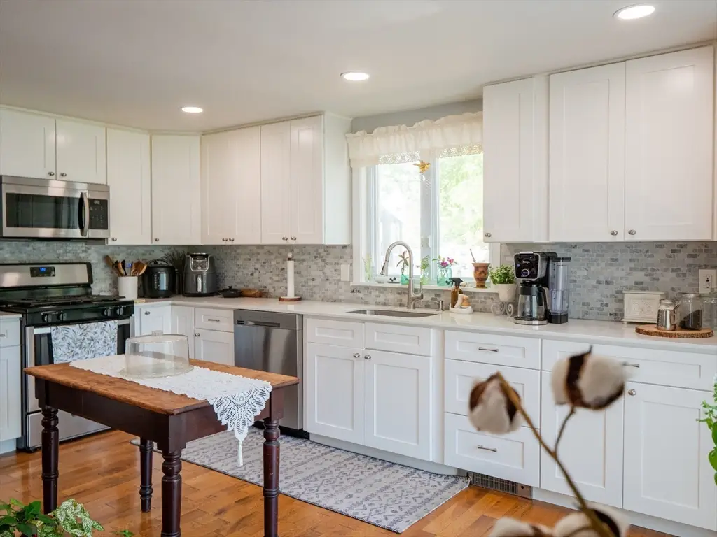 29 Oak Ave, Westport, MA 02790 - #1
