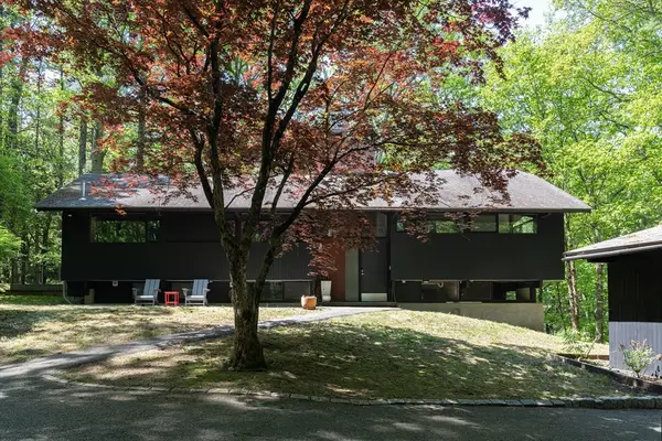 11 Hiddenwood Path, Lincoln, MA 01773